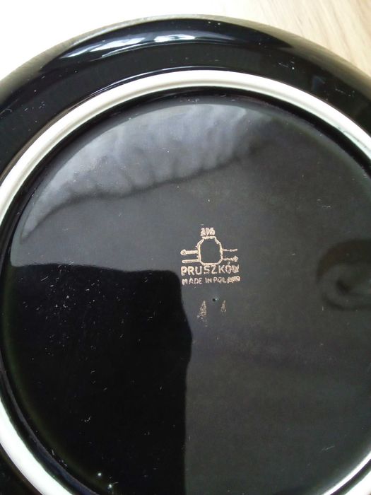 Czarne talerzyki deserowe wraz z paterą. Pruszków. Pięć z innym wzorem