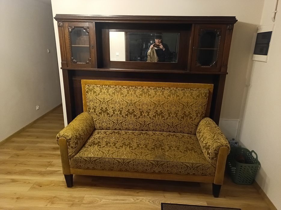 Sofa z biblioteczką