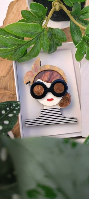 Nowa duża broszka Kobieta 3D na prezent plus gratis