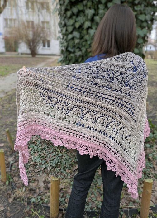 Bardzo duża chusta zrobiona szydełkiem