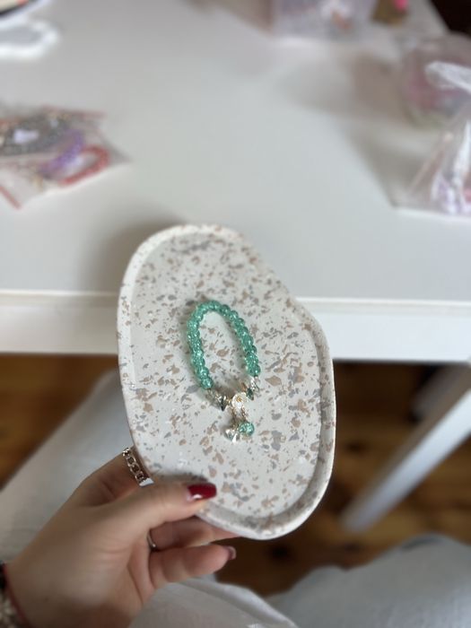 Bransoletka z bialym kwiatem i zawieszką