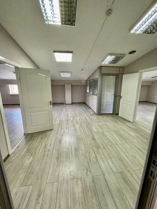 Власник, здам офіси вiд 20 до 1500 м2., пл. Космонавтiв, є  варіанти