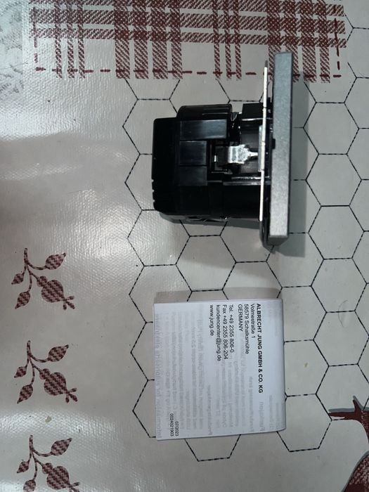 Tomada USB e Type C Jung437800287978792962