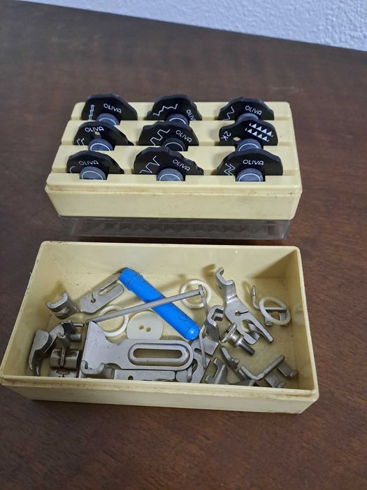 Máquina de Costura com móvel