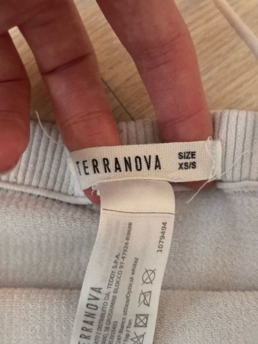 Білий топ на брительках