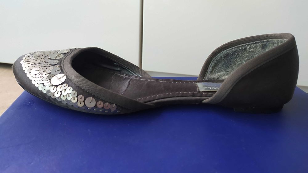 Sapato raso cinza.