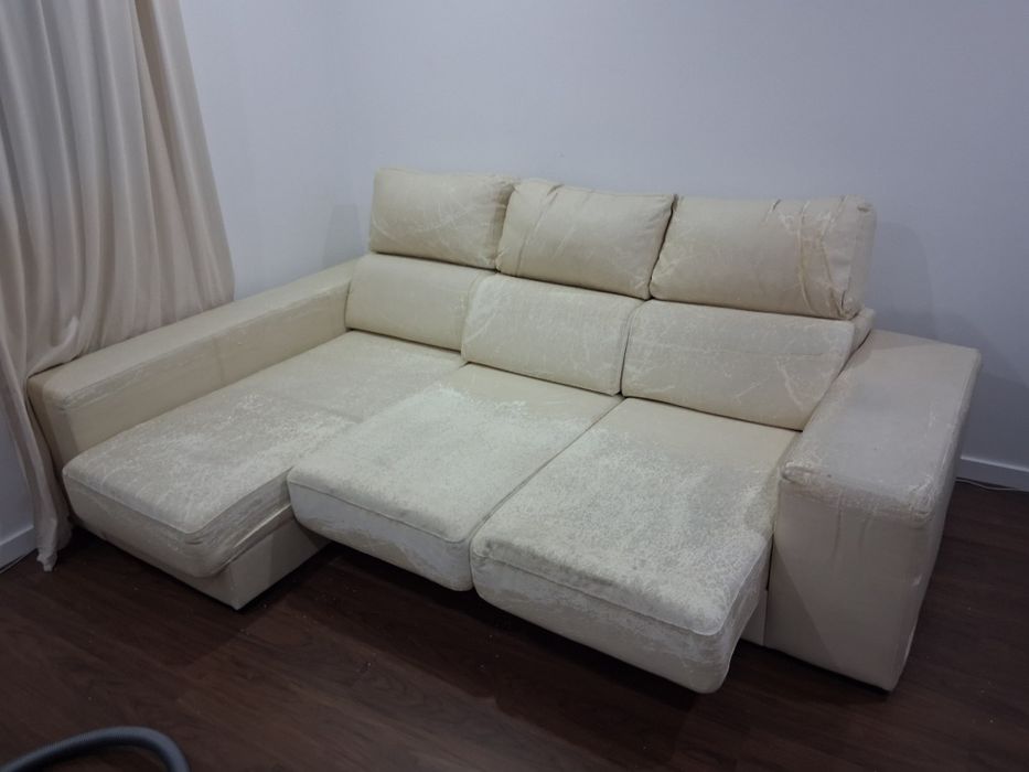 Sofá com chaise long