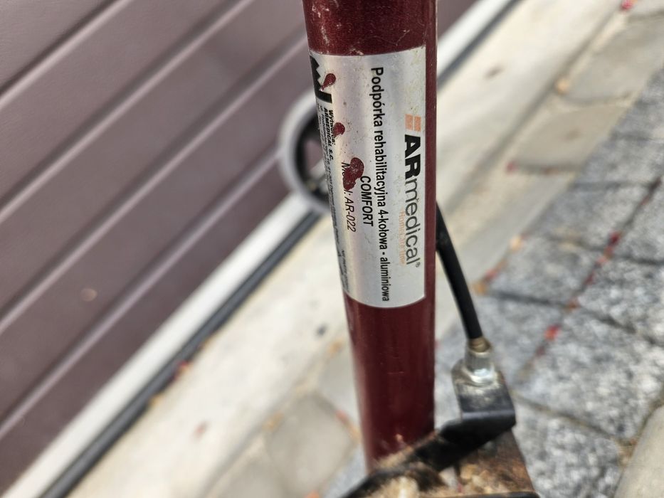 Chodzik, balkonik dla starszej osoby.