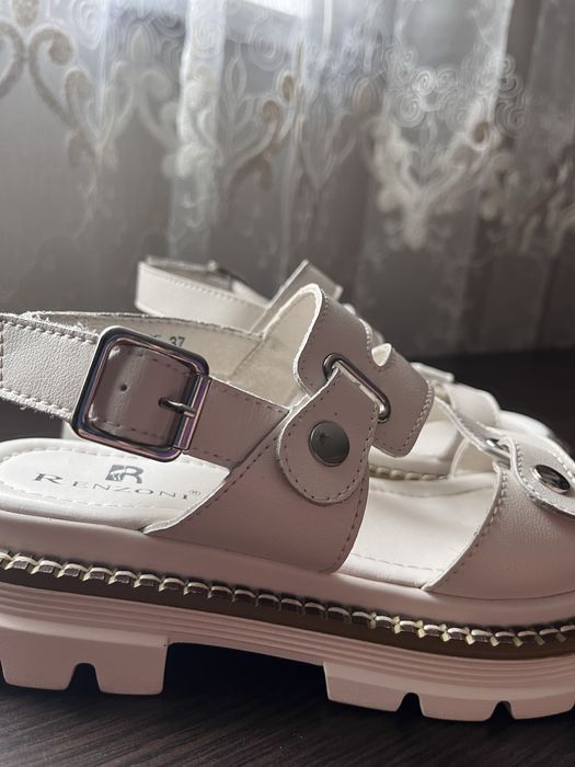 Бежеві босоніжки 37 розмір