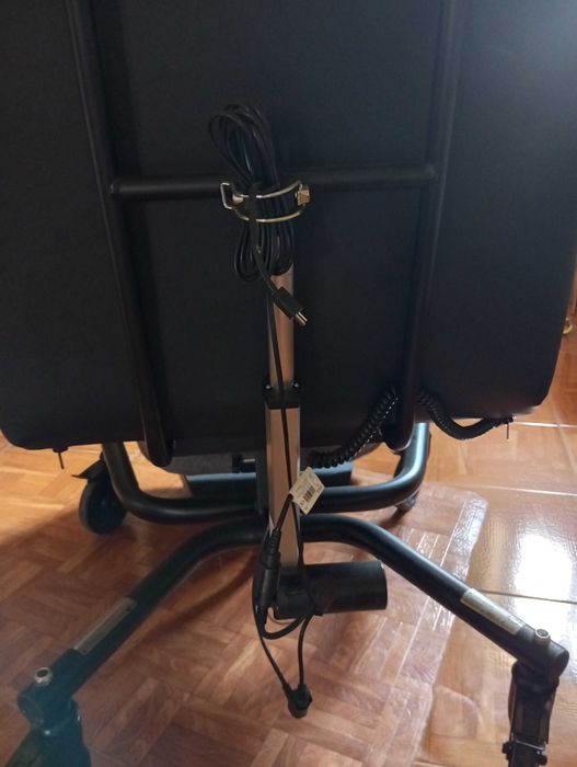 cadeira de massagens cinzenta seminova