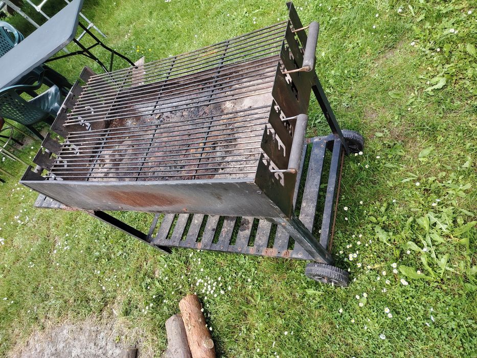 Duży grill ogrodowy