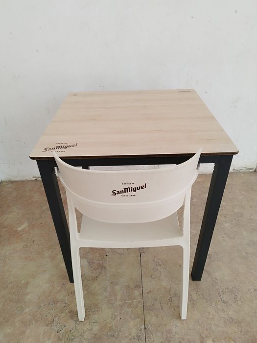 Mesa quadrada usada  San Miguel 68x68cm  + cadeira