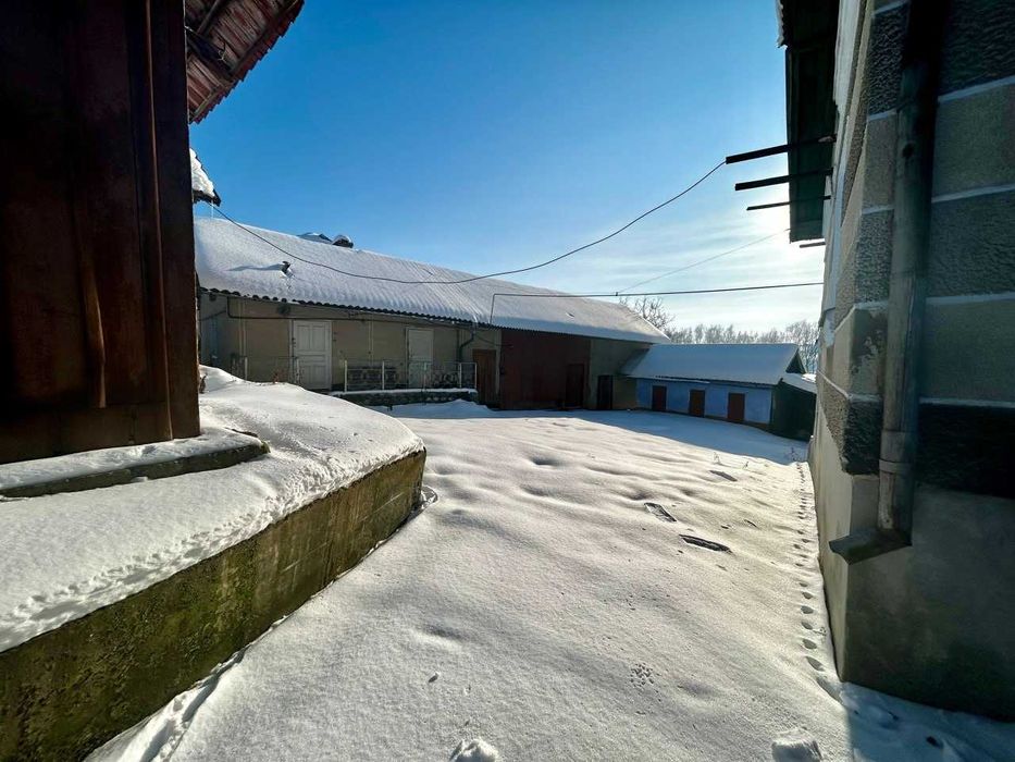 Продається будинок у селі Кінашів з  земельною ділянкою