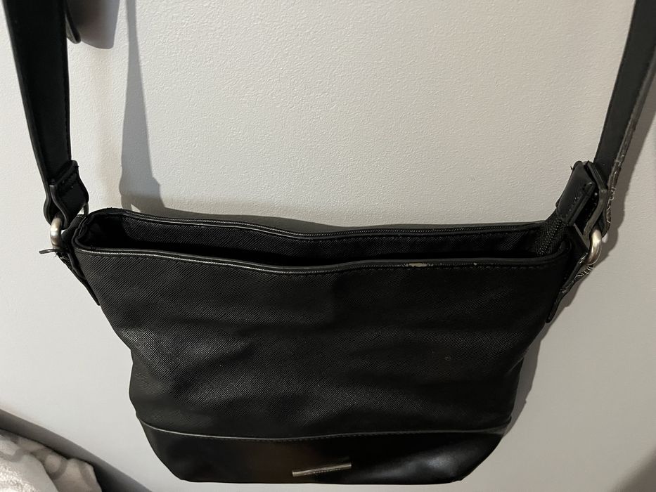 Czarna torebka listonoszka