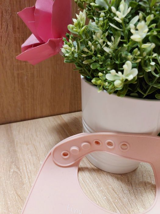 Śliczny śliniaczek z kieszonką +2 wiązany gratis