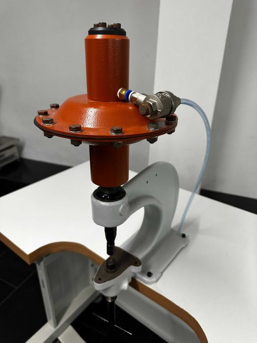 Maquina de vazar e apertar aplicações