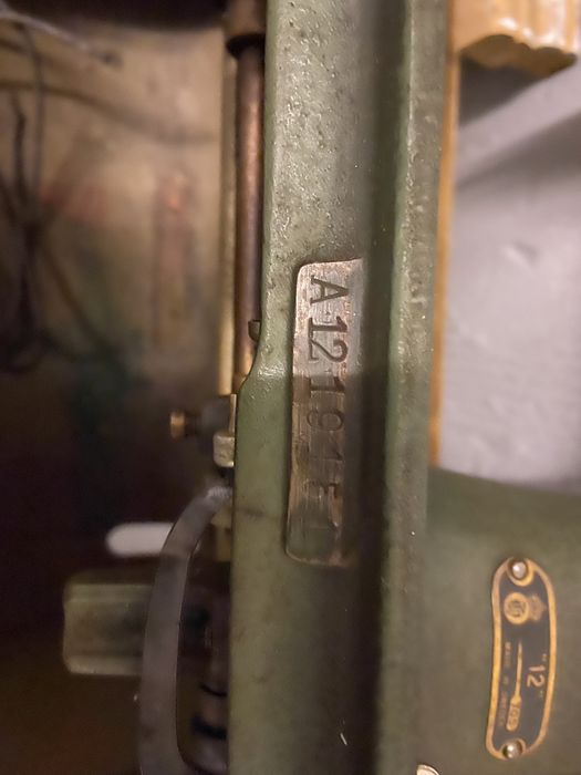 Maquina com Mesa Costura husqvarna