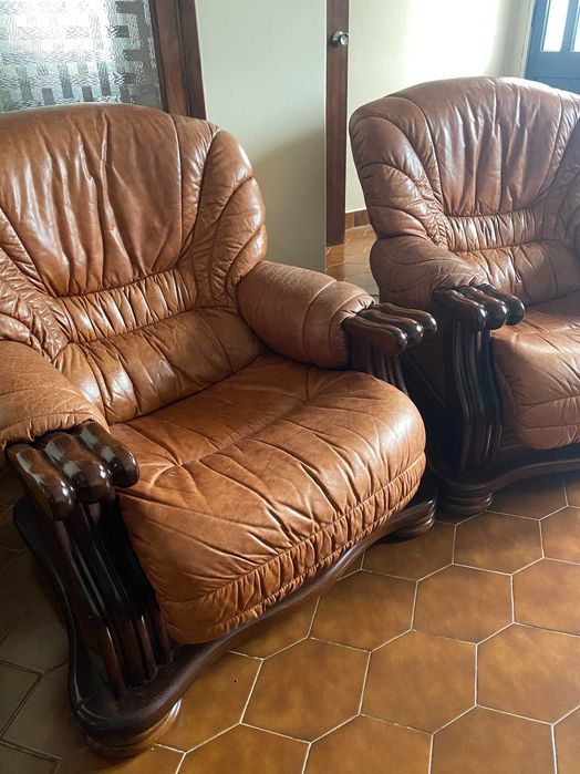 2 cadeirões em pele