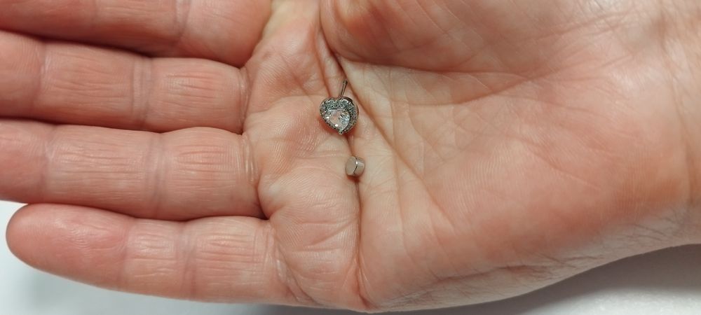 Kolczyk do nosa , ucha PIERCING 1 sztuka serduszko z wkretką