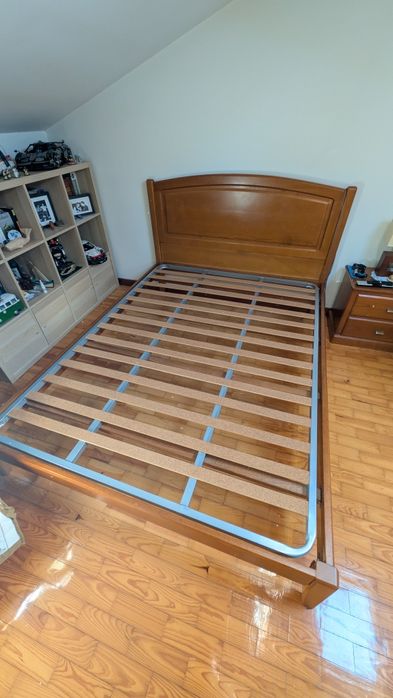Vendo cama de casal em madeira maciça cerejeira