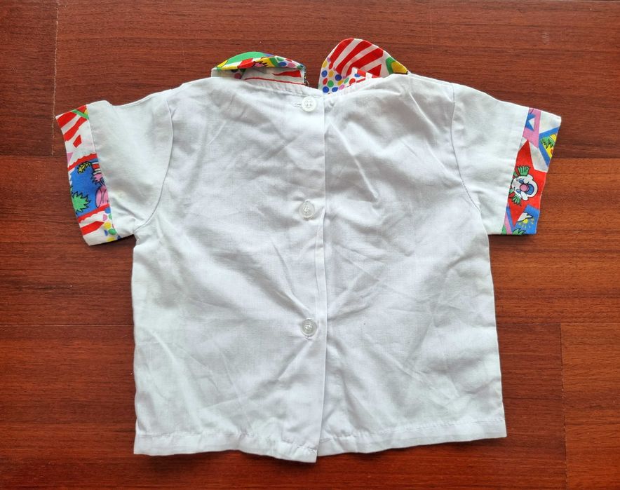 Conjunto camisa e jardineiras com padrão multicolorido de palhaços, 6m