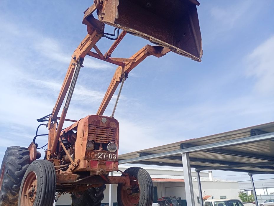 Trator       com carregador frontal