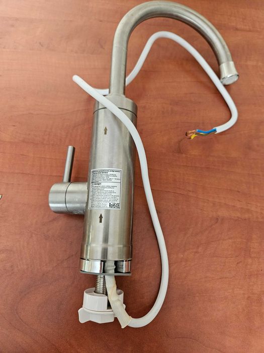 Elektryczny , przepływowy podgrzewacz wody