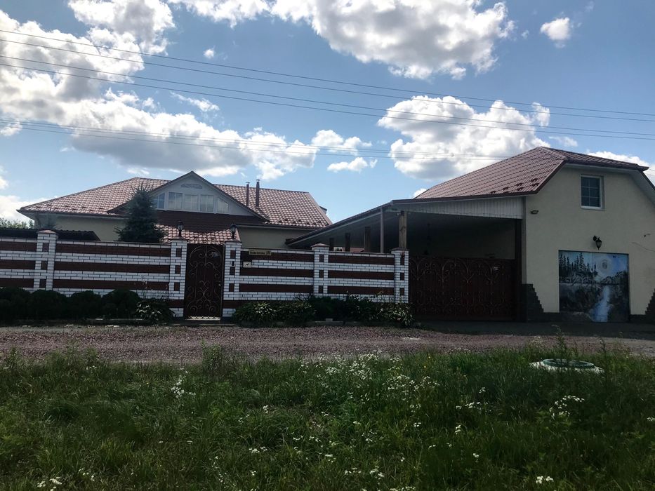 Продам одноповерховий будинок  на дві сім'ї, м.Бровари