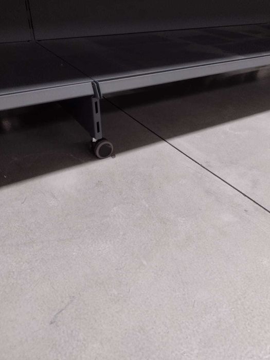 Expositor metálico cinzento com 5 prateleiras – 2 m x 1,2 m