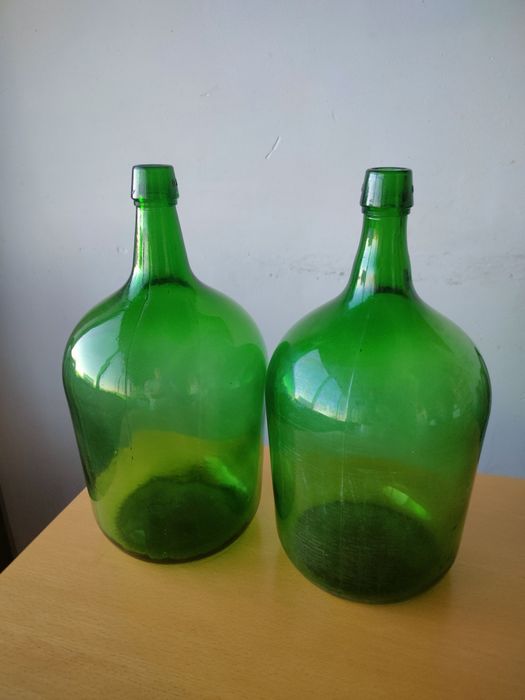 Conjunto de garrafões de vidro vintage.