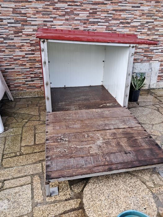 Casota com avançado para cão