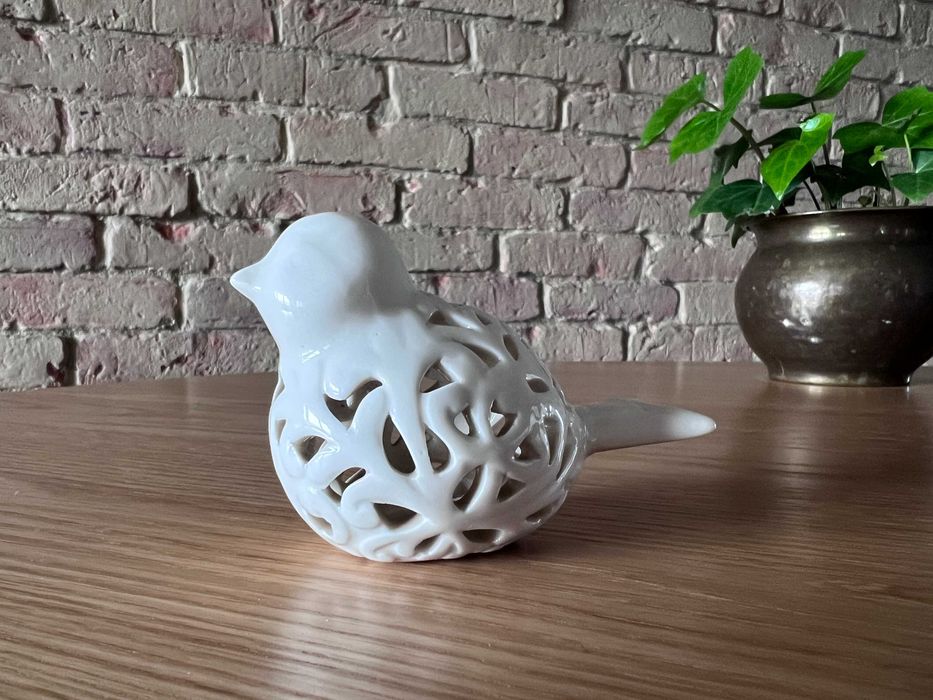 Figurka - biały ceramiczny, ażurowy ptaszek, dekoracja