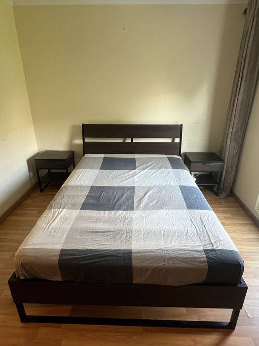 Cama casal TRYSIL - cama casal + estrado + duas mesas de cabeceira