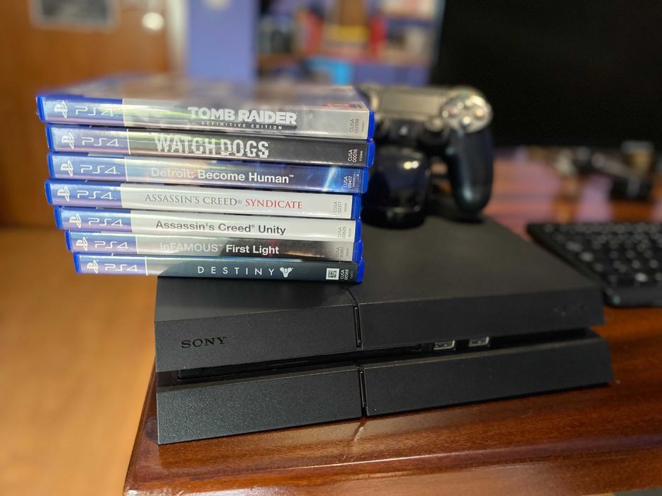 Playstation 4 com 7 jogos e dois comandos