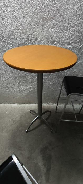 Mesa Alta + 2 Bancos