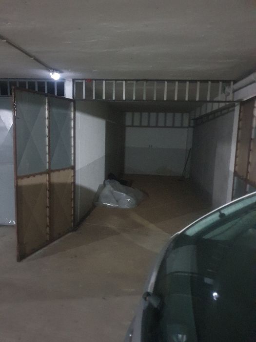 Garagem fechada na rua dos peões