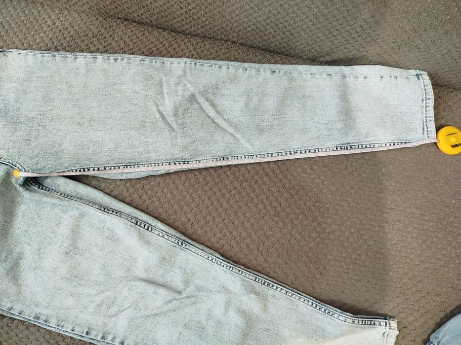 Продам світлі джинси Mom.
Стильні джинси у модному фасоні mom, з ви