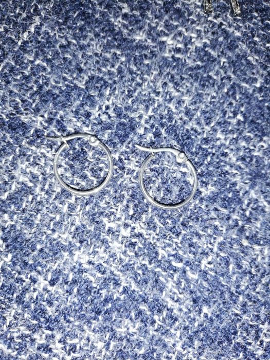 1 par de brincos prateados