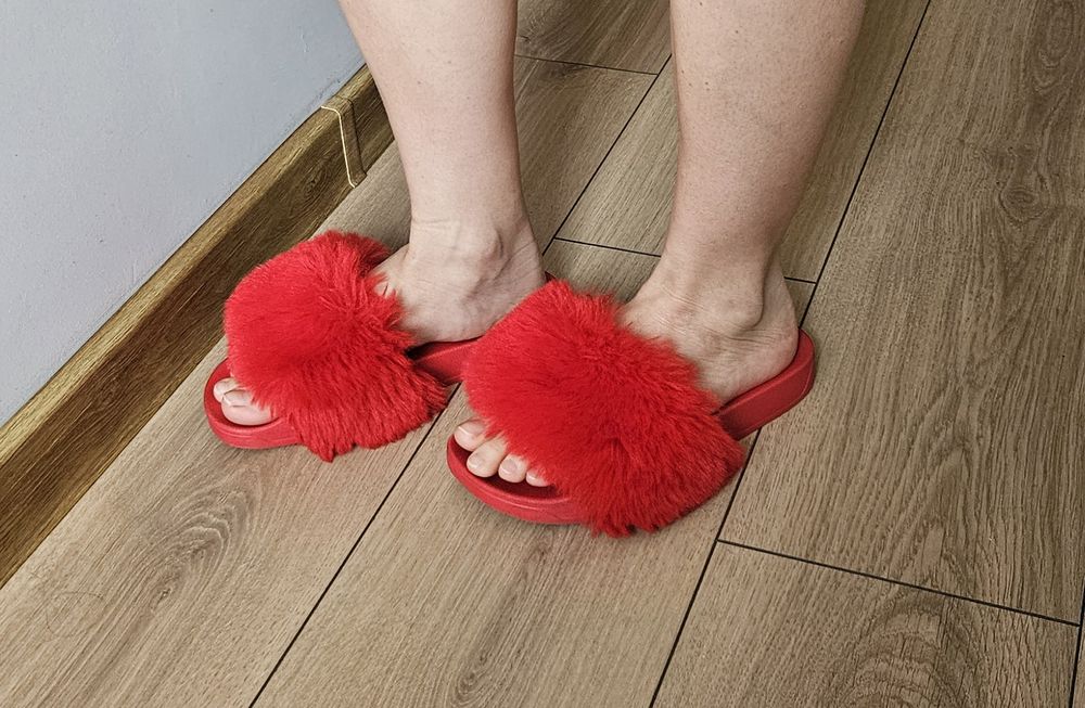 Damskie czerwone klapki kapcie z futerkiem używane