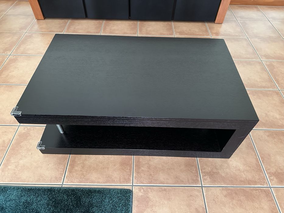 Mobilia de sala com mesa de centro e aparador