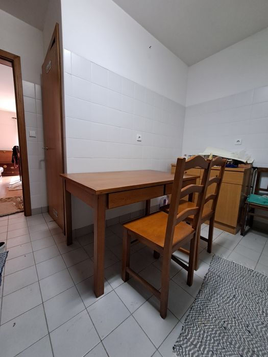 Mesa de refeição + 2 cadeiras