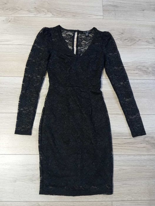 Mała czarna koronkowa sukienka
