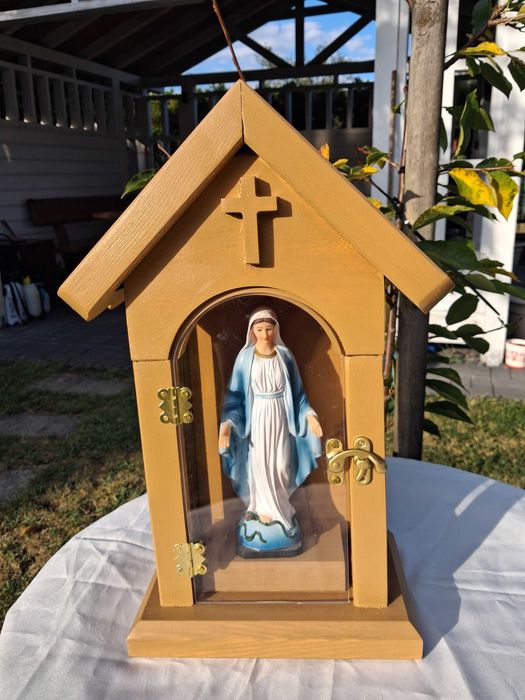 Kapliczka drewniana 40 cm z szybką