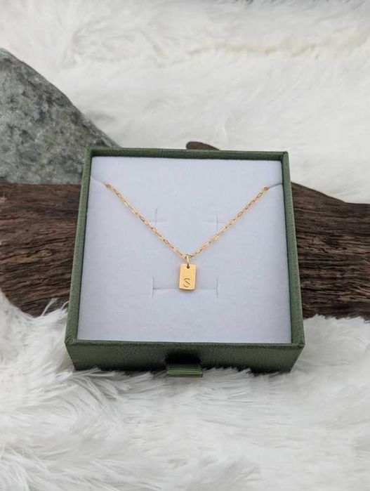 Złoty naszyjnik z literką "S" – stal nierdzewna