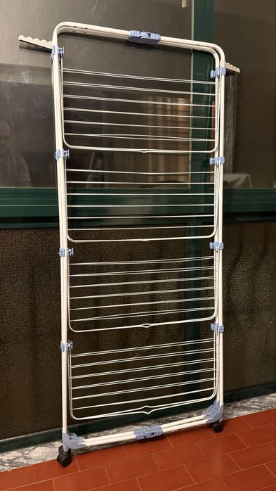 Estendal vertical com rodas