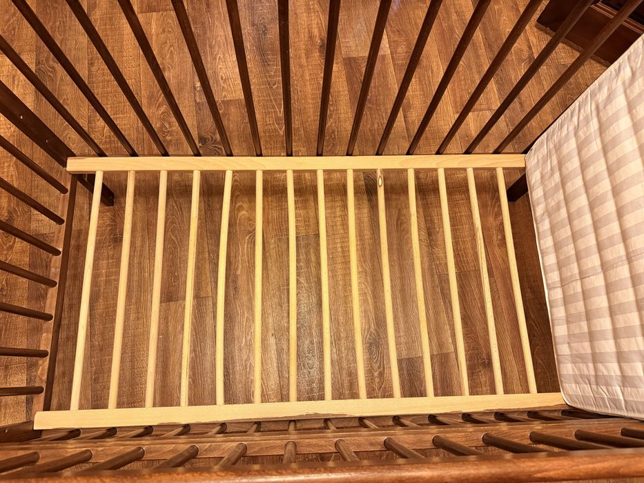 Дитяче ліжечко з маятниковим механізмом/матрац