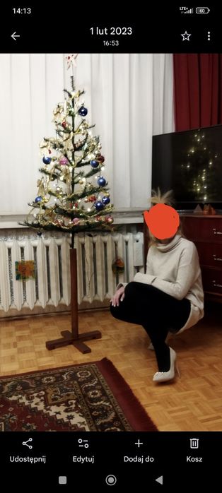 Choinka na drewnianym stojaku.