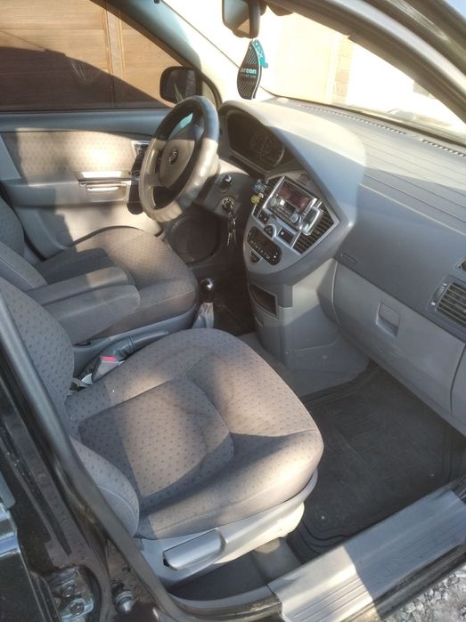 Автомобіль KIA Carens