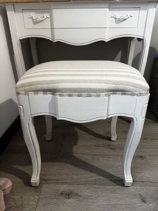 Toucador com prateleira extra e banco - Gato Preto