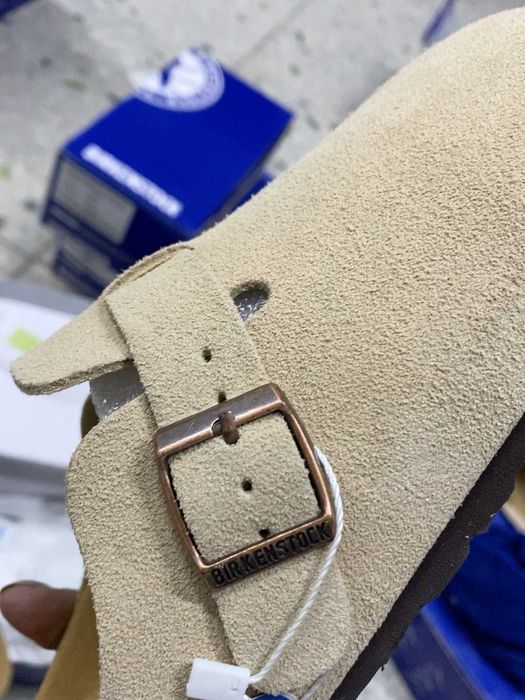 Nowe, oryginalne, piaskowe kapcie Birkenstock w obniżonej cenie r.37